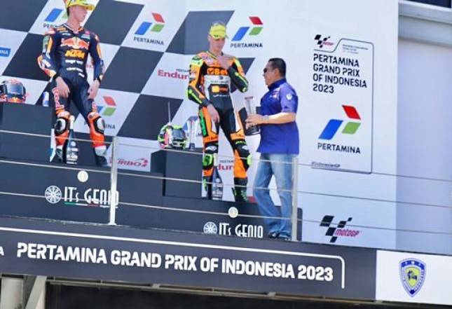 Ketua IMI Serahkan Trophy Juara Dunia Moto2 di Pertamina Mandalika International Circuit Lombok