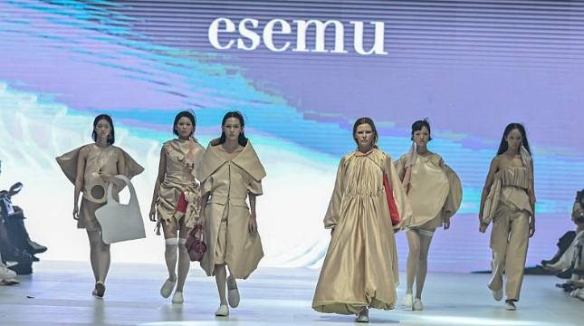 Tampilkan Konsep 'Bunga Sedap Malam', Esemu Hadir di Fashion Force Awards by Jakarta Fashion Week
