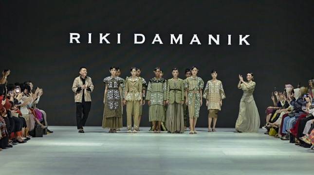 Harapan Riki Damanik Bagi Kemajuan dan Pelestarian Ulos Lewat Koleksi 'ULI' di Jakarta Fashion Week 2024