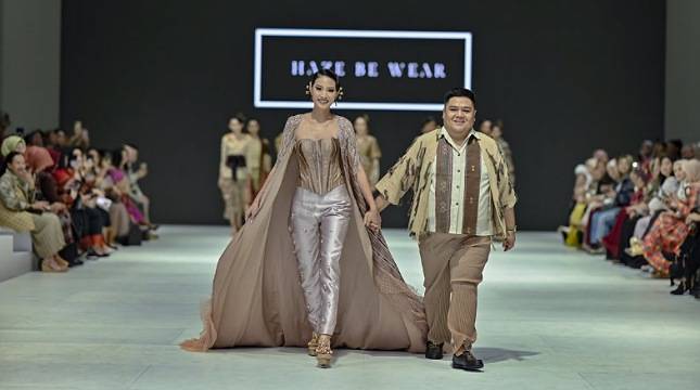 Terinspirasi dari Perempuan dalam Sejarah Batak, Harry Hasibuan Suguhkan Koleksi ULOS TALE di JFW 2024