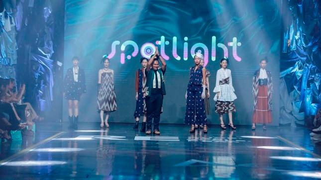 Farah Button by Sutardi Pamerkan Tenun Ikat Bermotif Betawi dan Jawa di Panggung Spotlight Culture