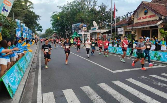 Kembali Berikan Excellent Hydration Kepada Para Pelari, ISOPLUS Dukung Borobudur Marathon 2023
