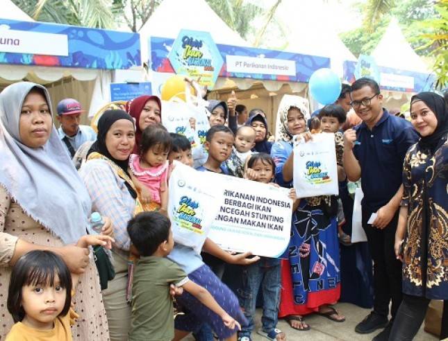 Hari Ikan Nasional 2023: PT Perikanan Indonesia Bagikan 650 Paket Ikan ke Generasi Emas di Lapangan Banteng