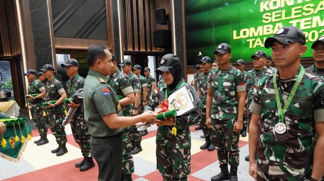 Panglima TNI Berikan Reward Kepada Atlet Berprestasi Peraih Trophy Lomba Tembak AARM-31 Tahun 2023