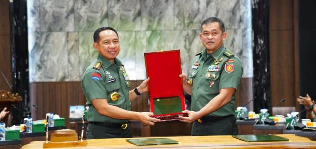 Panglima TNI Jenderal TNI Agus Subiyanto Serah Terimakan Risalah Kasad