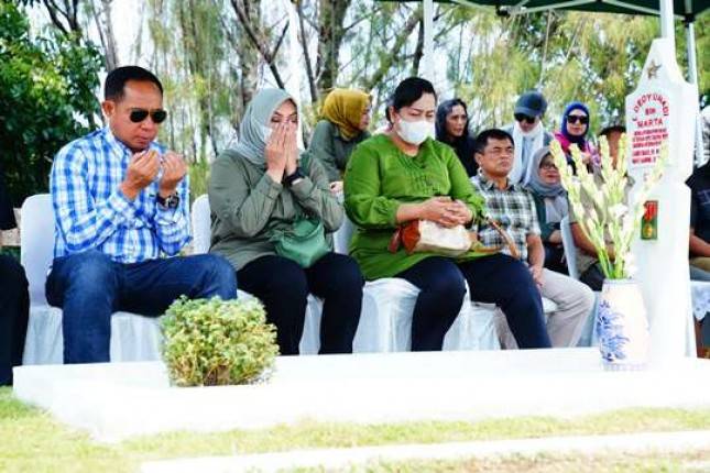 Kunjungi Bandung, Panglima TNI Ziarah ke Makam Ayahanda