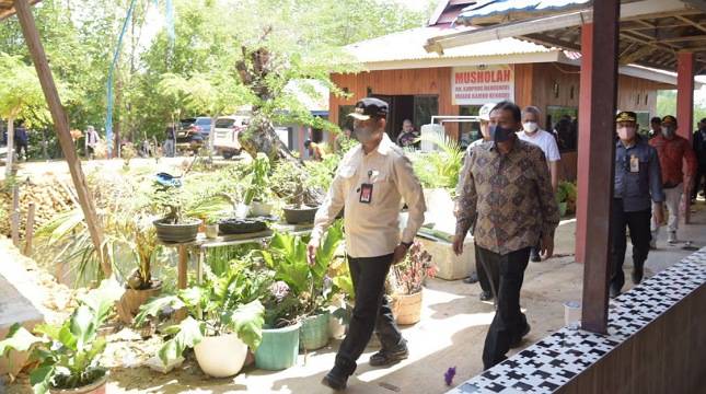 Disaksikan Dirjen PPTR, Bangunan Ilegal di Kawasan RTH Kota Kendari Dibongkar Paksa