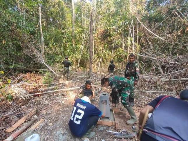 Menerjang Rimbunnya Rawa dan Hutan Demi Tuntaskan Penambahan Pilar Patok Perbatasan RI-PNG