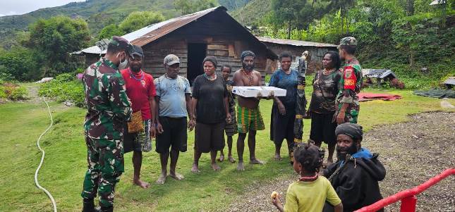 Babinsa Posramil 1714-06/ Tingginambut Berikan Bantuan Berupa Lampu Solarcel Kepada Masyarakat Binaan di Tingginambut