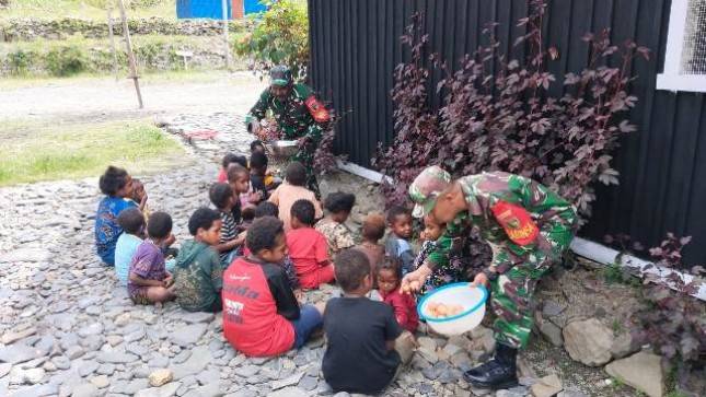 Babinsa Koramil 1714-01/Mulia Ajarkan Mencuci Tangan Yang Bersih Kepada Anak-Anak Se-Wilayah Mulia
