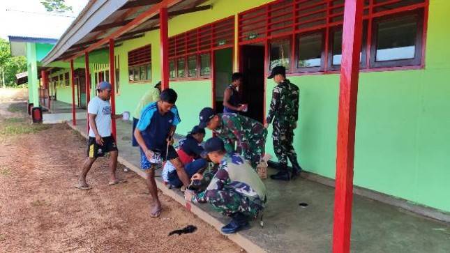 Demi Keindahan dan Kenyamanan Dalam Belajar, Satgas Pamtas Bersama-sama Warga Membenahi Salah Satu Sekolah di Perbatasan RI-PNG