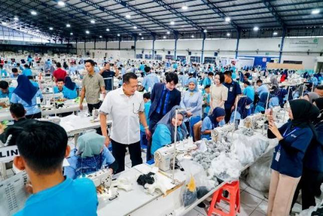 Kunjungi Pabrik Boneka Mainan Anak di Purbalingga, Ketua MPR Dorong Peningkatan Eksport Industri Boneka Indonesia