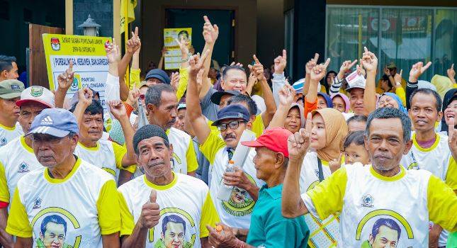 Jumat Berkah Ketua MPR RI Bagikan Makanan dan Kaos di Posko Kemenangan Bamsoet di Kebumen