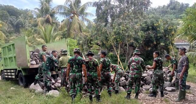 Puluhan TNI Membawa Batu Serbu Kampung Warga