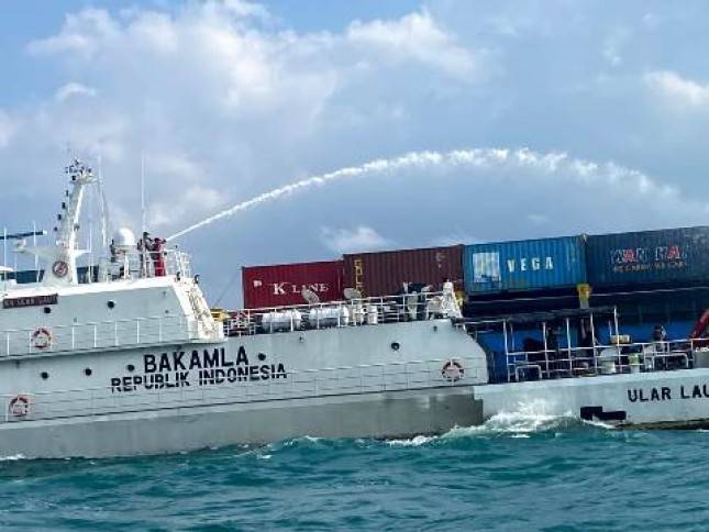 Bakamla RI Berhasil Evakuasi KM Alexindo 8 Yang Terbakar di Batam