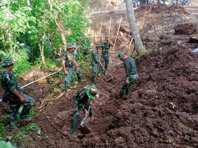 Kurang Lebih 100 Personel Terlatih Menyerbu Perkampungan Warga