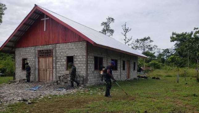 Satgas TMMD Ke-119 Kodim 1715/Yahukimo Bantu Masyarakat Renovasi Gereja