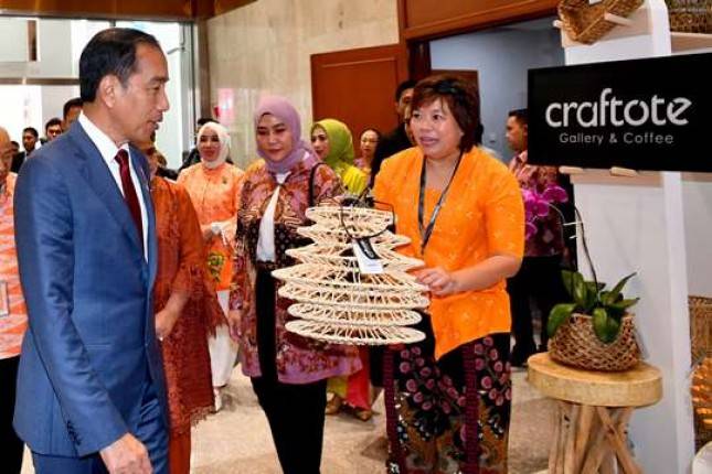 Presiden Joko Widodo Kunjungi Booth Jamkrindo di Pameran INACRAFT