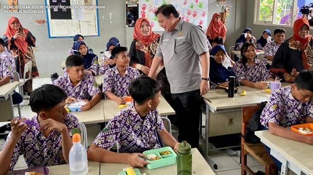 Hadiri Simulasi Program Makan Siang, Menko Airlangga Berharap Gizi Anak-Anak Terpenuhi
