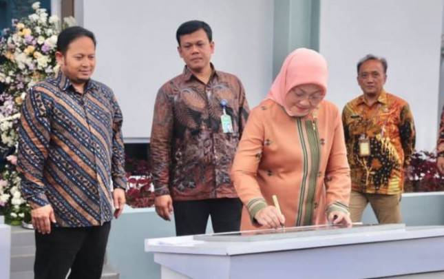 Menaker Ida Fauziyah Resmikan Gedung Workshop Digital Kreatif BBPVP Bandung