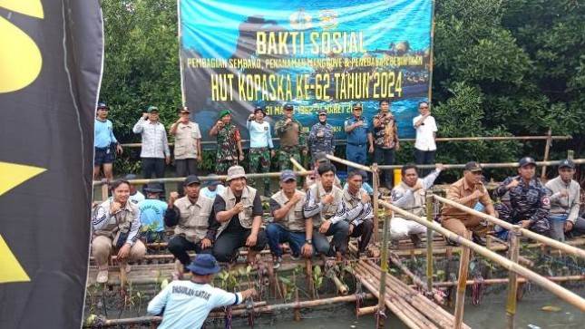HUT ke-62 Kopaska: Bakti Sosial, Pembagian Sembako, Penanaman 600 Pohon Mangrove dan Penebaran 5.000 Benih Ikan