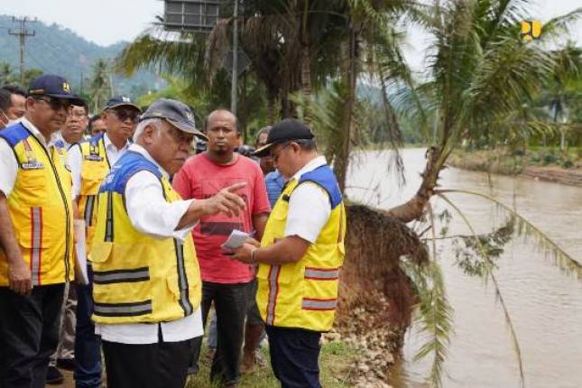 Tinjau Pasca Banjir di Sumatera Barat, Menteri Basuki Targetkan Penanganan Tuntas Dalam Dua Minggu