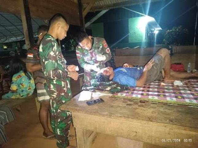 Tindakan Tangkas Personel Satgas Pamtas Beri Pertolongan Warga Baidup Yang Mengalami Kecelakaan