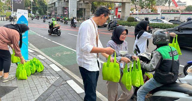 Berbagi Keberkahan di Bulan Ramadan, Generasi Muda Peruri Bagikan Takjil Gratis untuk Masyarakat Sekitar