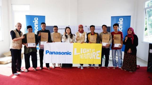 Hadirkan Solusi Bagi Masyarakat Terdampak Gempa, Panasonic GOBEL Donasikan Ratusan Solar Lantern