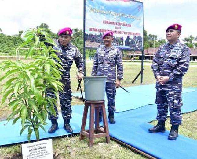 Komandan Korps Marinir Mayjen TNI (Mar) Endi Supardi  Didampingi  Ketua Jalasenastri Kormar Tanam Mangga