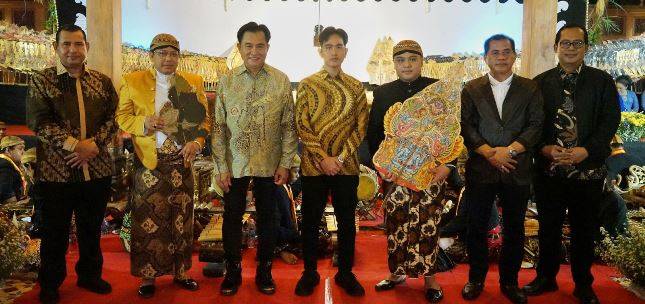 Wali Kota Solo Gibran dan Pengacara Yusril Kompak Nonton Wayang di Loji Gandrung Solo