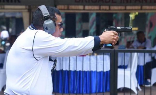 Jaga Jati Diri Sebagai Pasukan Pendarat, Dankormar Ajak Pejabat Kormar  Menembak