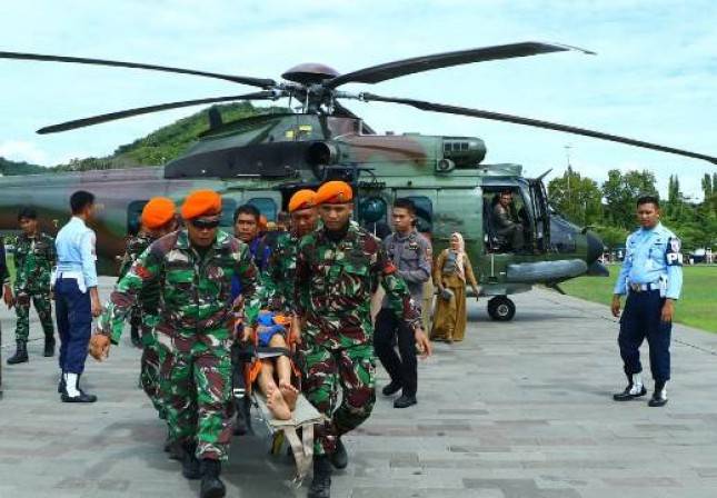 Helikopter Carakal H-225M TNI AU Evakuasi 36 Orang Lansia Dan Anak Anak Dari Desa Terisolir