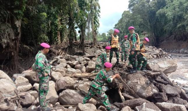 Prajurit Marinir Terus Mencari dan Evakuasi Korban Banjir Bandang  Sumatera Barat