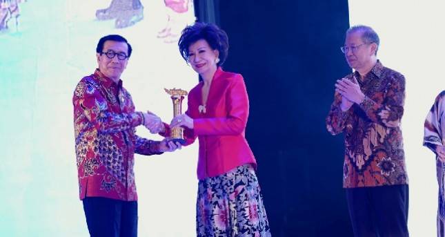 Kesetiaan pada Pelestarian Seni Budaya Nusantara, Rina Ciputra Raih Penghargaan Nusantara Awards 2024