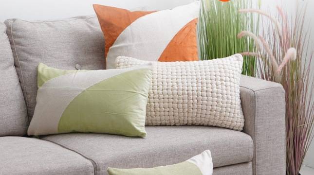 Ini 4 Manfaat Bantal Sofa yang Jarang Diketahui