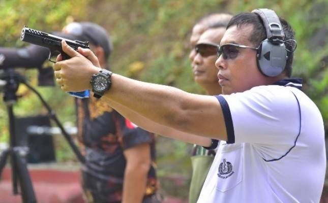 Dankormar Mayor Jenderal TNI (Mar) Endi Supardi Asah Kemampuan Menembak