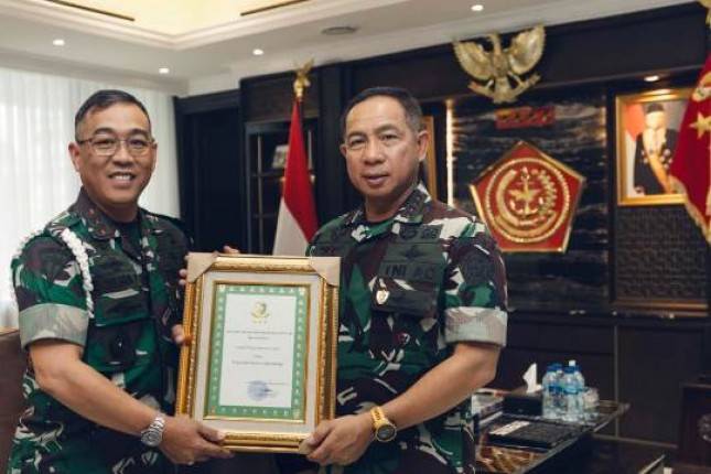 Panglima Jenderal TNI Agus Subiyanto Terima Pin Gajah Mada, Sebagai Simbol Warga Kehormatan Puspomad