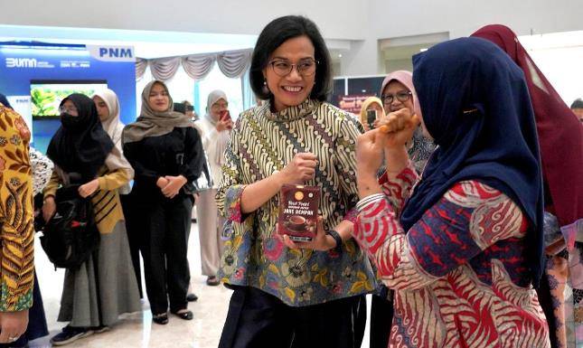 Kunjungi Booth UMKM, Menteri Keuangan Beri Semangat Perempuan Penjual Jamu