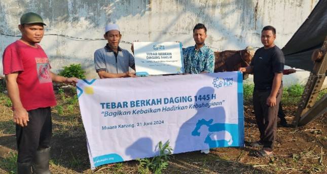 Tebar Berkah Idul Adha, YBM PLN Bagikan 240 Paket Daging di Muara Karang