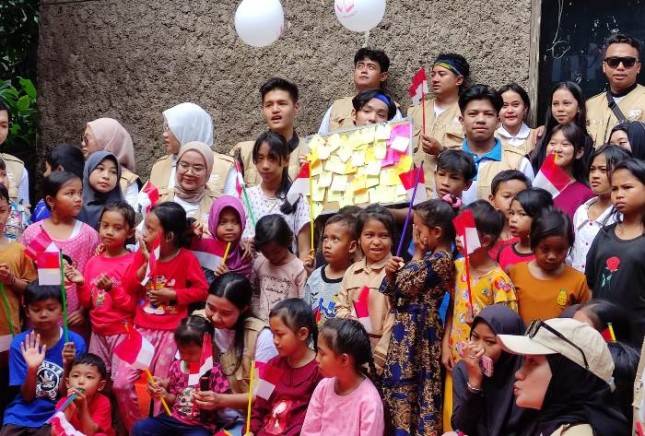 Komnas PA, Komunitas Teman Baru, dan Jheremy OWen Ajak Anak-anak Sekitar TPST Bantar Gebang Bergembira Bersama