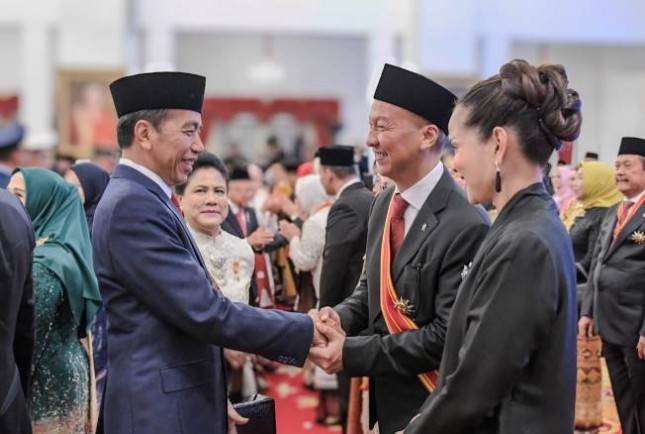 Berjasa di Sektor Industri, Menperin Agus Terima Bintang Tanda Kehormatan dari Presiden Jokowi