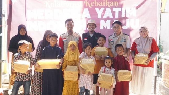 Meriahkan HUT Kemerdekaan, Dhompet Dhuafa Bersama YBM PLN UP3 Makassar Salurkan Bantuan Bagi Anak-anak Yatim