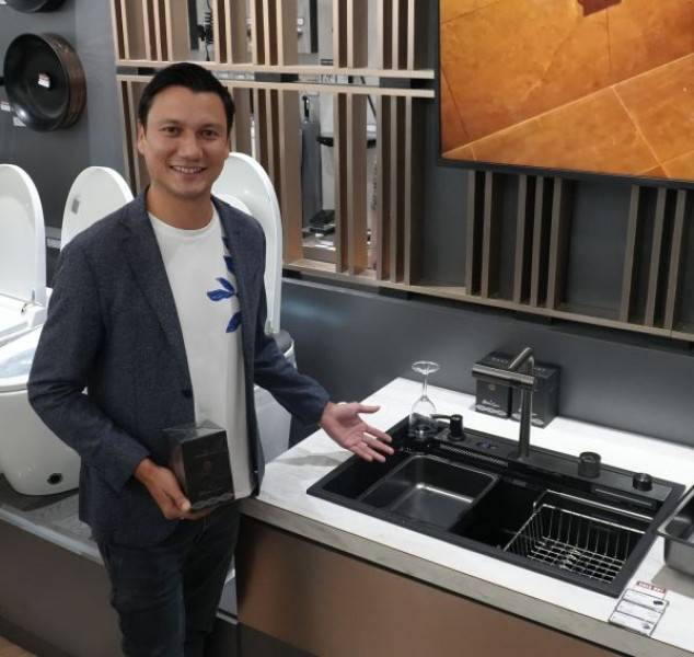 Gandeng Model Ganteng Christian Sugiono, GB Sanitaryware Bagikan Parfum Gratis di Indo Build Tech 2024