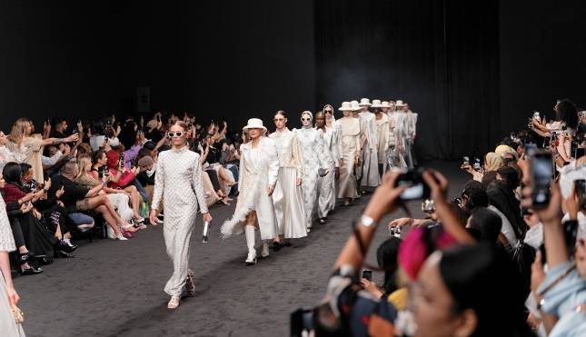 Buttonscarves Debut di Dubai Fashion Week Spring Summer 2025