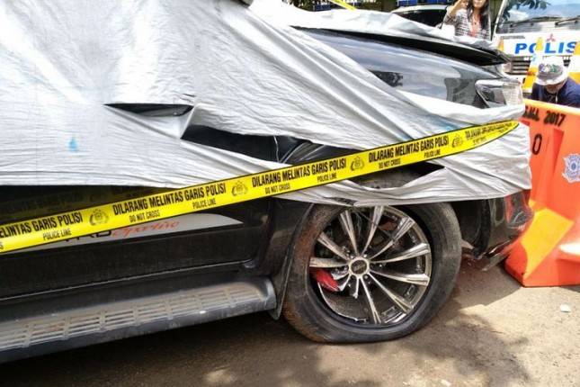 Desas Desus Mobil Menabrak Tiang