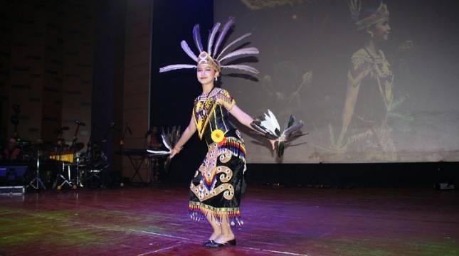 Lanjutkan Legacy Leluhur, Dara Dayak Flavia Putri Daranante Juarai Lomba Fashion Show Gawai FDKJ 2024