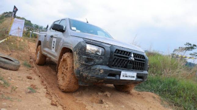 Mantaps! Mesin Baru Mitsubishi All-New Triton Sanggup Terjang Medan Berat
