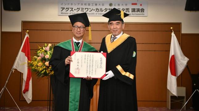 Menperin Agus Terima Gelar Kehormatan dari Hiroshima University