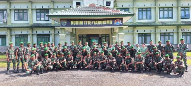 Dandim 1715/Yahukimo Selenggarakan Upacara Kenaikan Pangkat Anggota Kodim 1715/Yahukimo